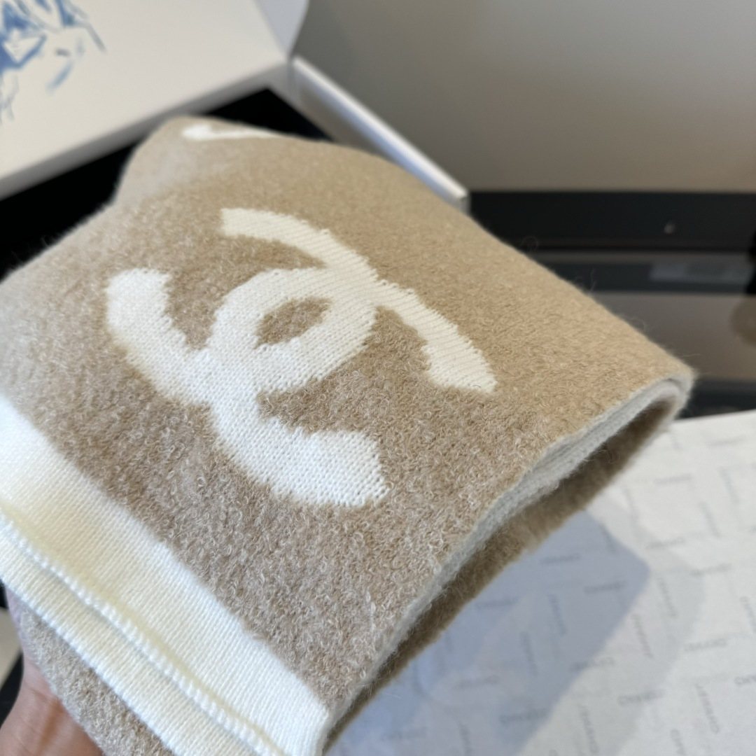 Chanel Logo Motif Knit Scarf