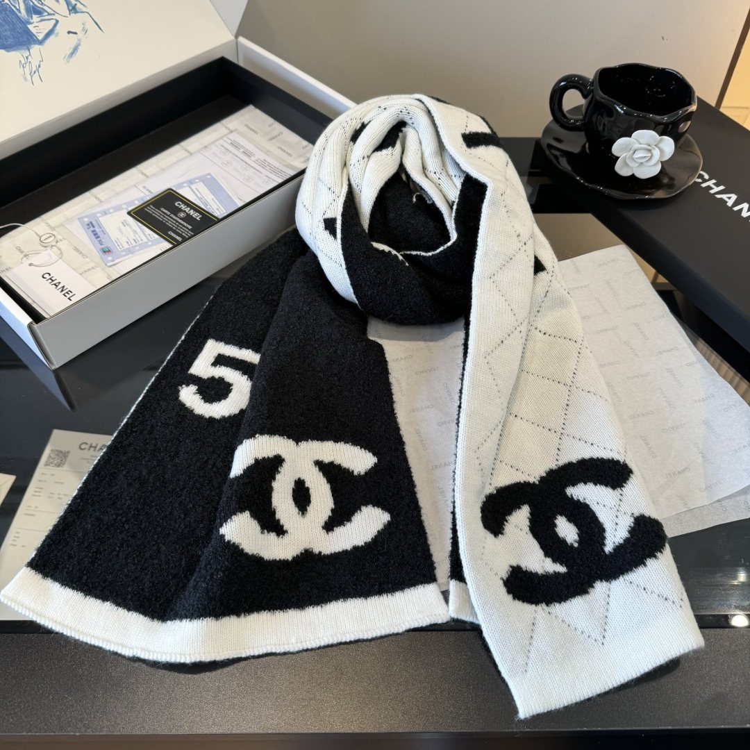 Chanel Logo Motif Knit Scarf