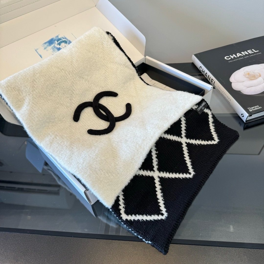Chanel Ivory & Black Knit Scarf