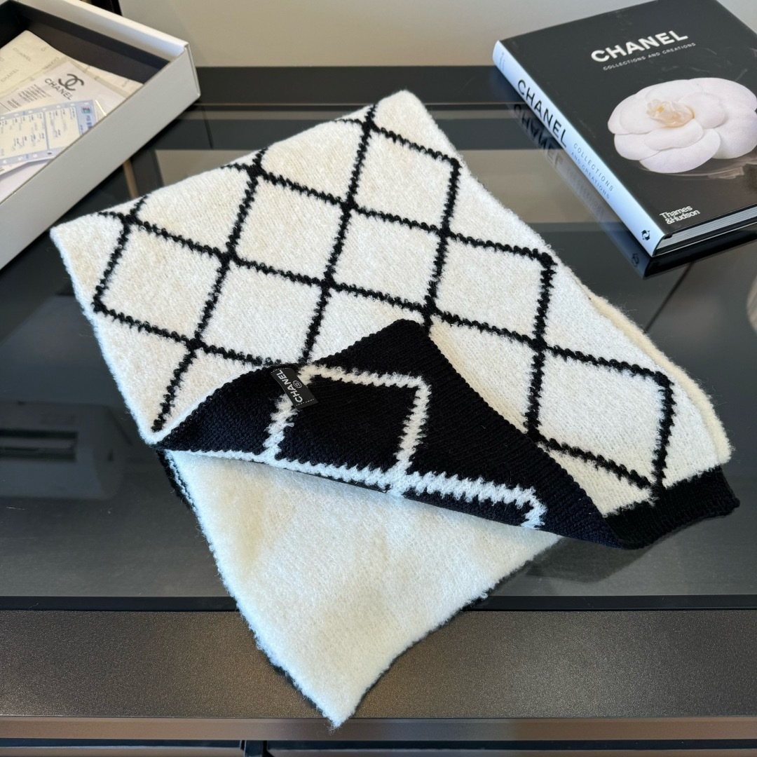 Chanel Ivory & Black Knit Scarf