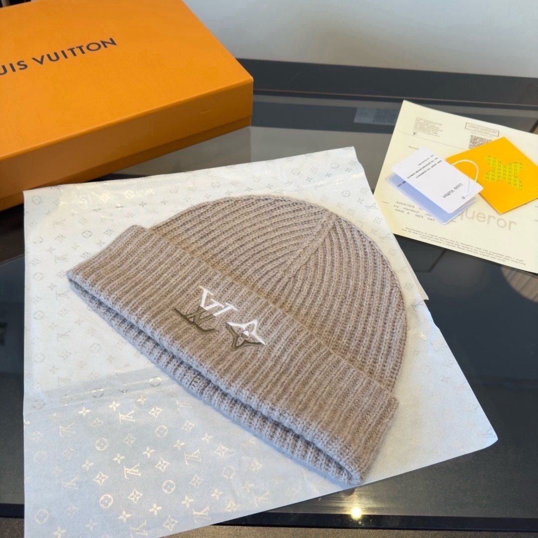 Louis Vuitton Rib-Knit Beanie & Scarf Set