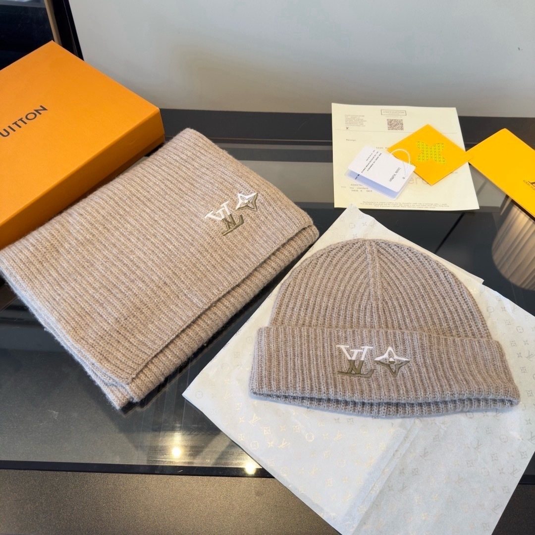 Louis Vuitton Rib-Knit Beanie & Scarf Set